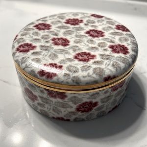 Pottery barn, romantic, ceramic floral box 5 inch diameter roses